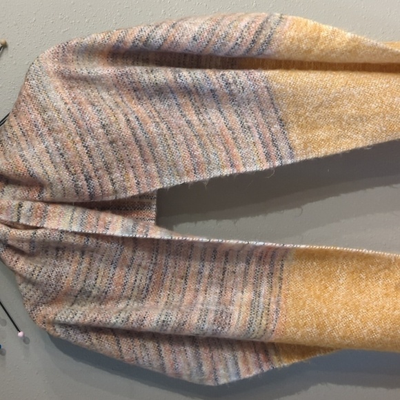 Unmade Copenhagen Sweater Blanket Scarf Wrap Fringe Acrylic Denmark - Picture 2 of 8